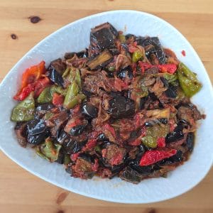 Makmur arabisches mit Aubergine Paprika Zwiebel Tomaten und Petersilie mit weißen Teller