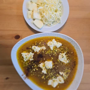Mamounieh mit Käse – Syrisches Frühstück mit Grieß, Käse und Zuckersirup